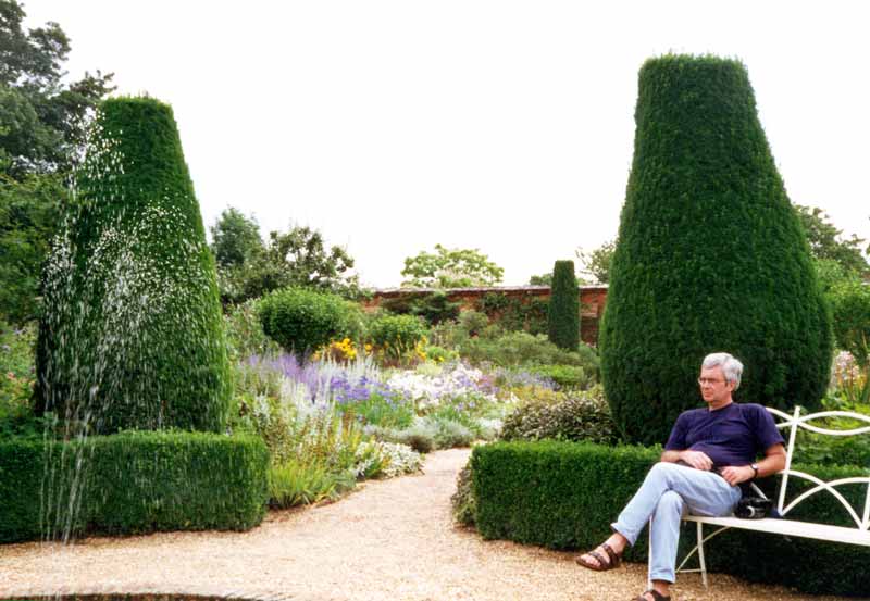 Jean-Paul dans la roseraie de Mottisfont Abbey