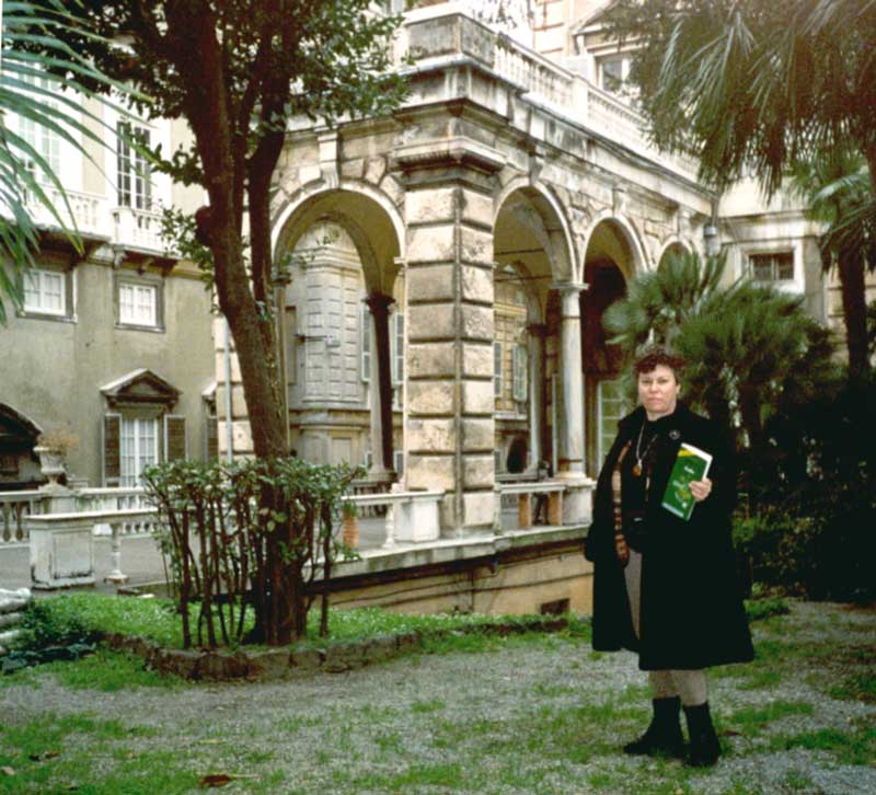 Monique dans le jardin suspendu d'un palais de la
                Via Garibaldi