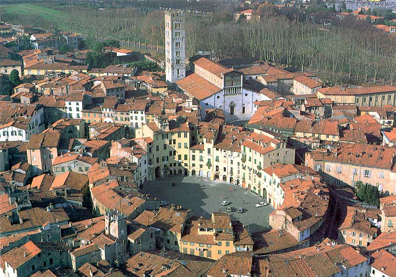 Lucca : place de l'amphithéâtre et basilique San
                Frediano