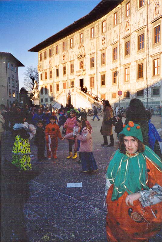 Pisa :
                carnaval sur la Piazza dei Cavalieri