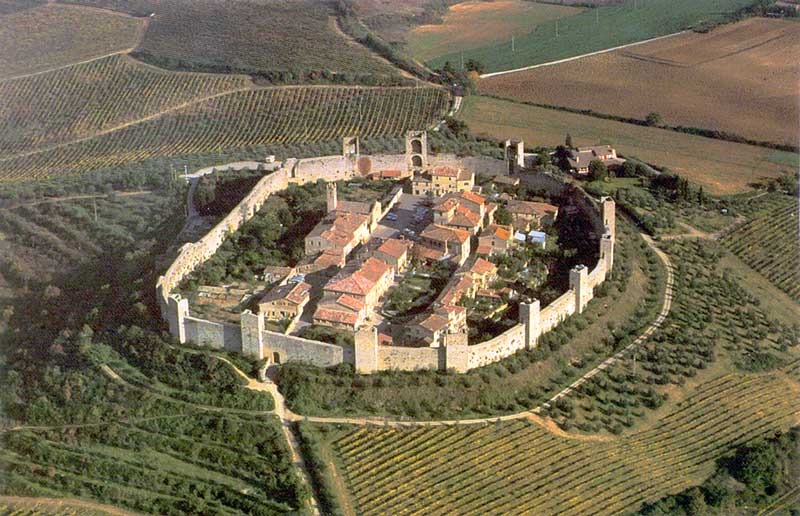 Les remparts
                et les tours de Monterrigioni sur sa colline