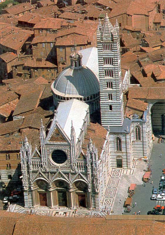Cathédrale
                de Sienna flanquée de la Tour de Mangia