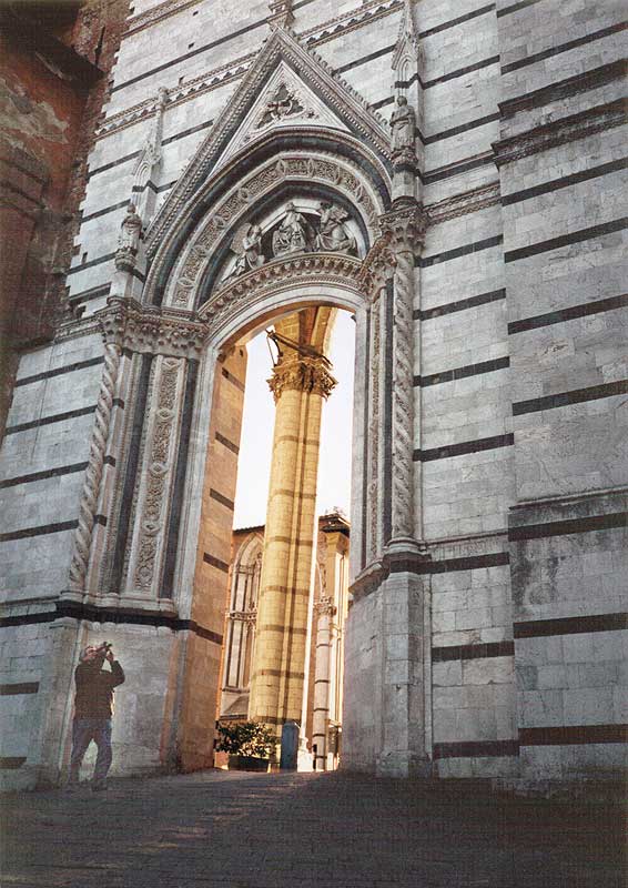 Jean-Paul filme la porte de la nouvelle
                  cathédrale de Sienna