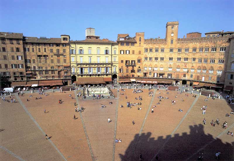 Palais autour de la Plazza del Campo et ombre
                  crênelée du Palazzo Publico