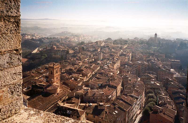 Panorama
                sur la vielle ville de Sienna et ses environs depuis le
                haut du campanile