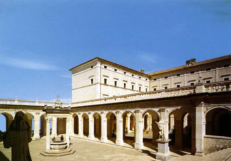 Cloître du monastère de Monte-Cassino, dans le
                  style de Bramante