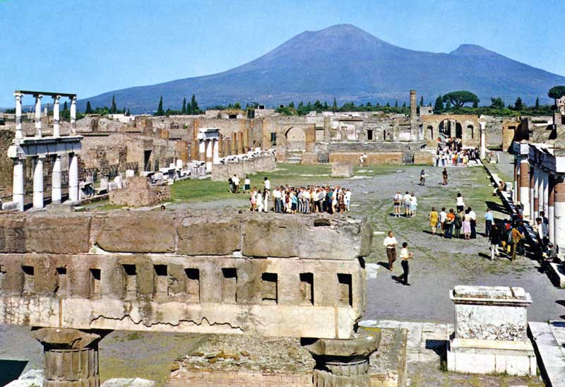 Pompeï : le forum et
        le Vesuvio