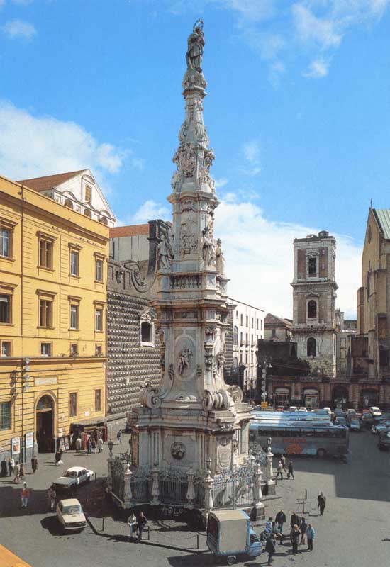 La Guglia dell'immaculata (1750) sur la Piazza
                    del Gesu Nuovo