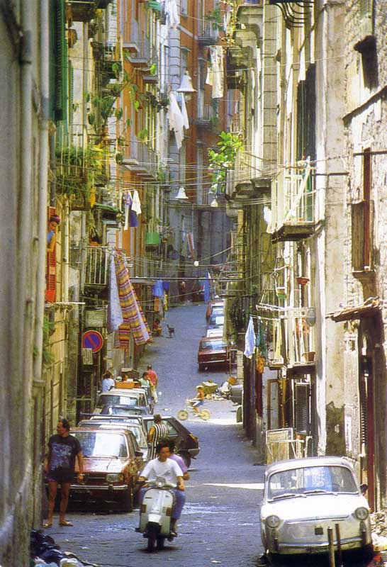 Dans les
                  ruelles du vieux Naples