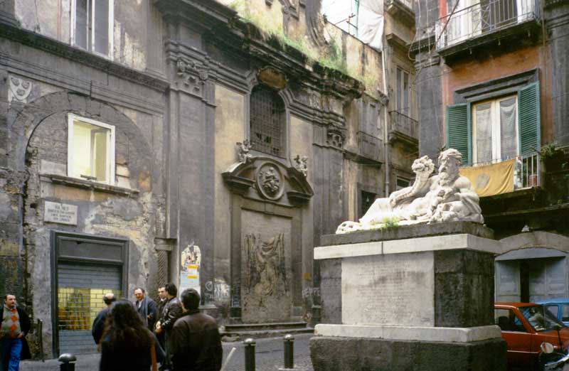 Dans les rues
          du vieux Naples (6 Piazzetta Nilo)