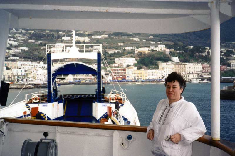 Monique sur le pont du Cuma en arrivant à
                    Marina Grande (Capri)