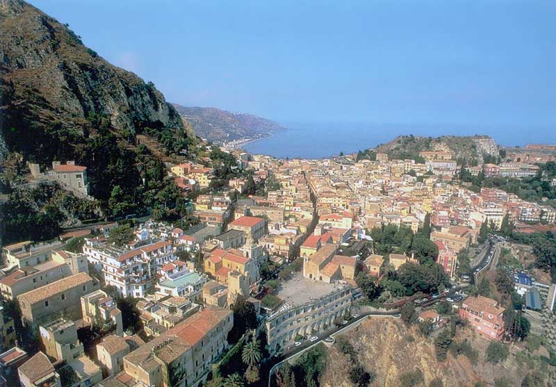 Le
                  centre de Taormina accroché au rocher avec, à
                  l'extrême droite, le théâtre grec