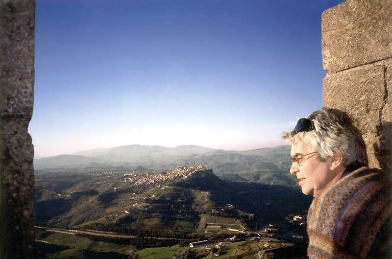 Sur le donjon d'Enna... vue sur la campagne
                    depuis le « Belvédère de la Sicile »