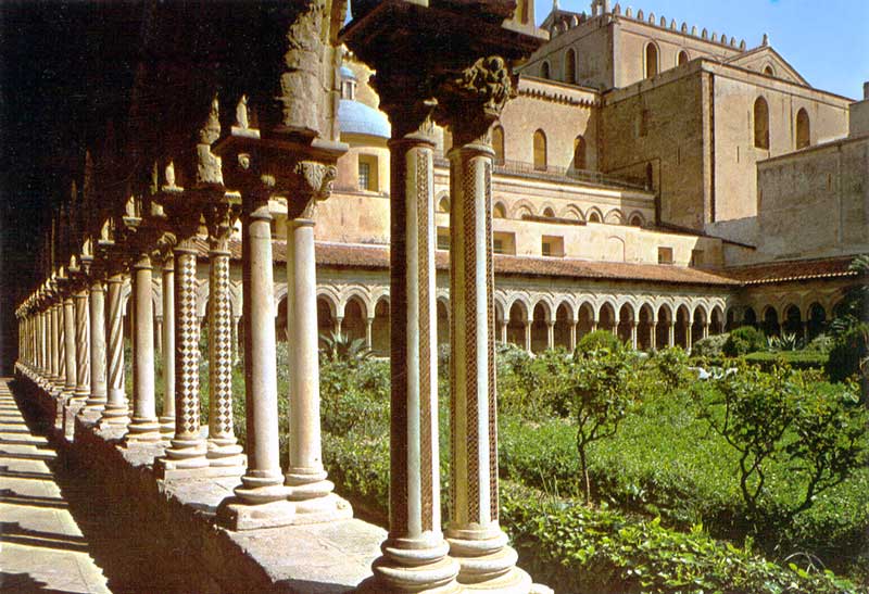 Monreale : les colonnettes du cloître de la
                    cathédrale incrustées de mosaïques dorée