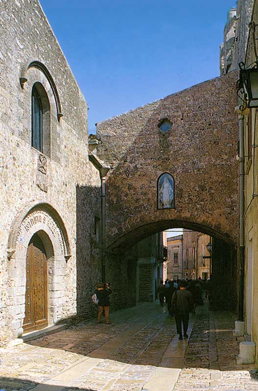 Erice : la rue
                    Guarresi et l'entrée de l'Instituto E.Majorano