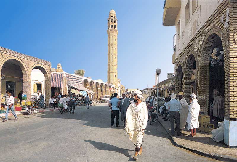 Grande rue et
                minaret à Tozeur