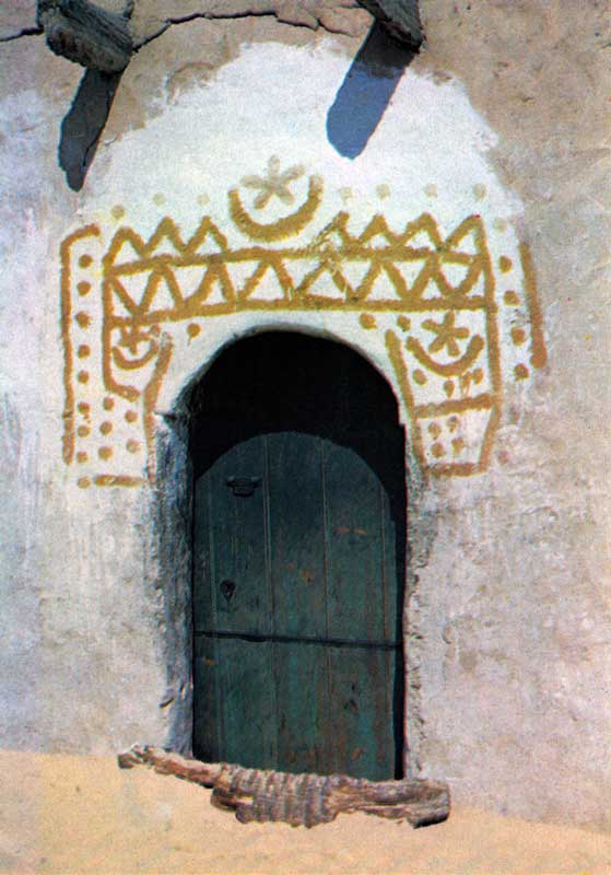 Porte décorée de
                motifs berbères