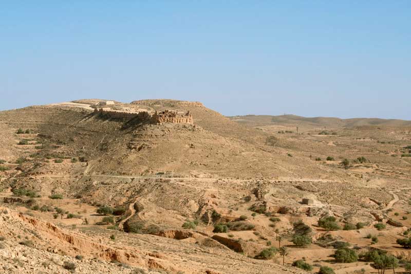 Le ksar en ruine de
          Jouamâa sur sa colline