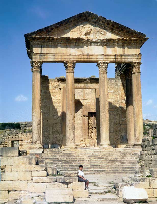 Monique devant la cella du Capitole de Dougga