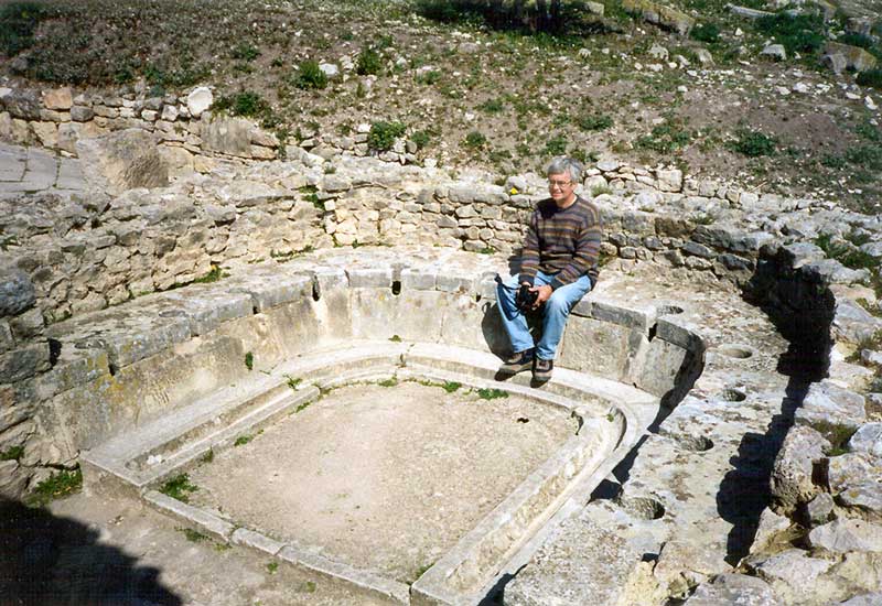 Jean-Paul dans
              les latrines de Dougga