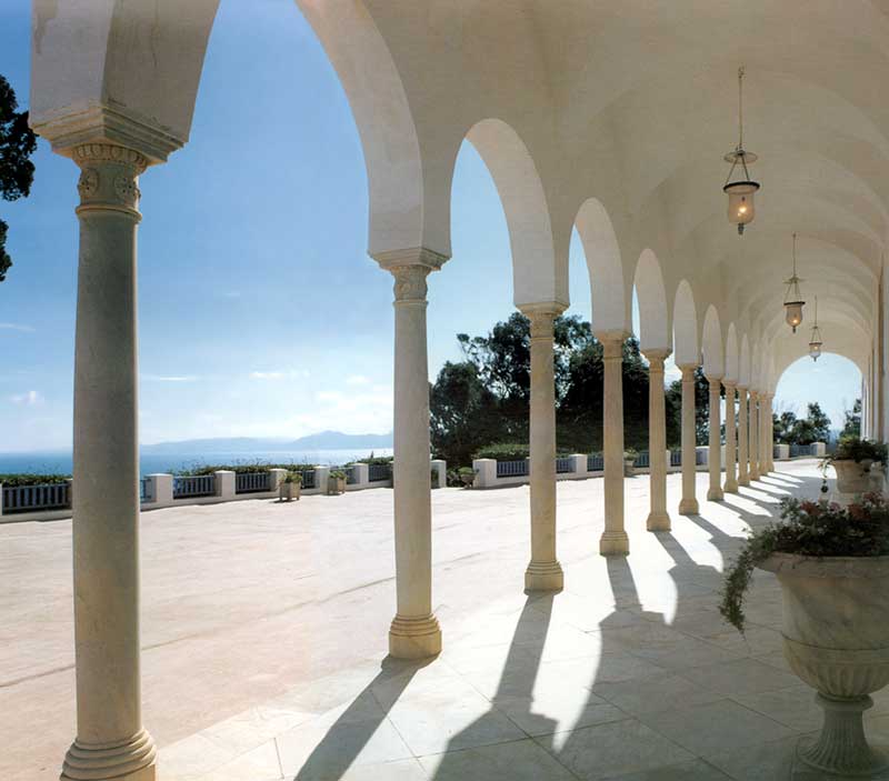 Portique en
      avant-corps d'Ennejma Ezzahra, avec vue de la terrasse donnant sur
      la mer