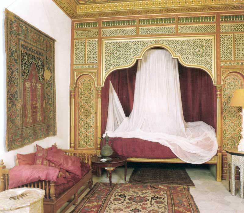 Vue du salon de la Petite Chambre Dorée, surmonté par un
        beau tapis ghiordès turc