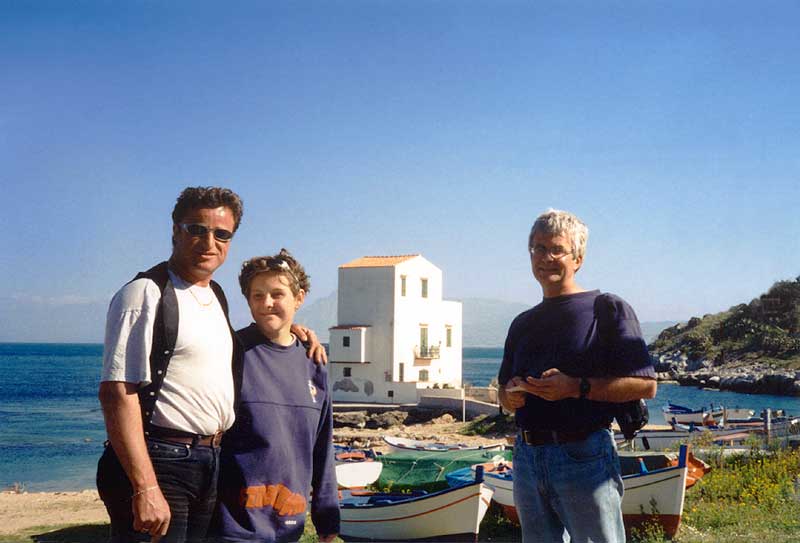 Antonio, Judith et
                Jean-Paul devant le port de Santa Elia