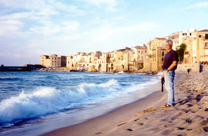 Jean-Paul sur la plage de Cefalu en fin d'après-midi