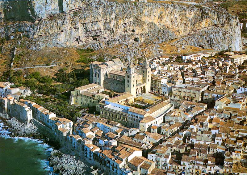 La vieille ville de Cefalu autour de sa
                      cathédrale