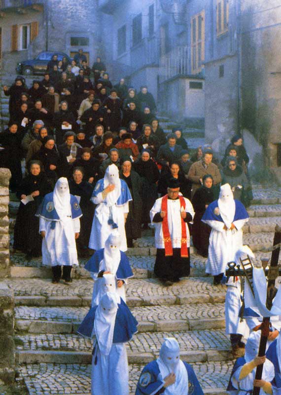 Scanno : procession traditionnelle de la
                    Semaine Sainte