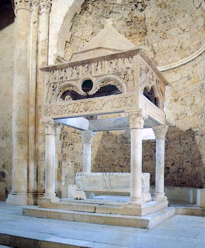 Le ciborium de San Clemente et son sarcophage
                  antique