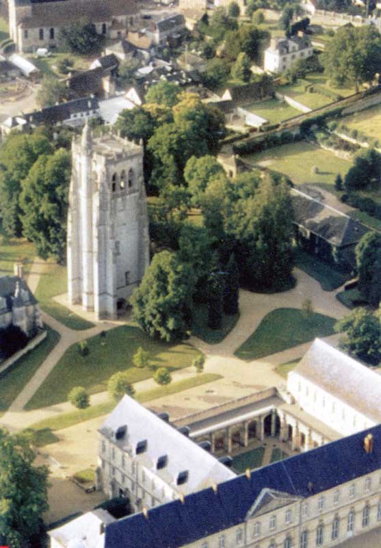 Abbaye du Bec-Hellouin vue du ciel : la tour
                Saint-Nicolas (XVème) et l'ensemble mauriste du
                XVIIIème