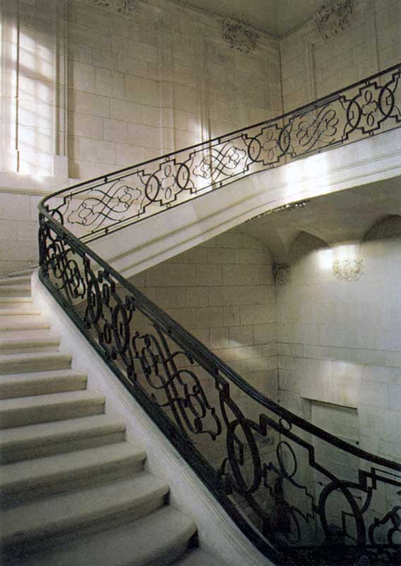 Le Bec-Hellouin : escalier des moines du XVIIIème,
                rampe de R. Subes (1959)