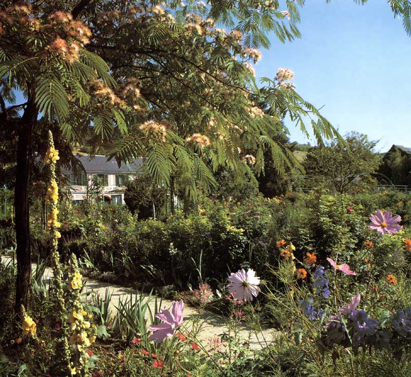 Giverny
                : massifs fleuris en bas du Clos Normand