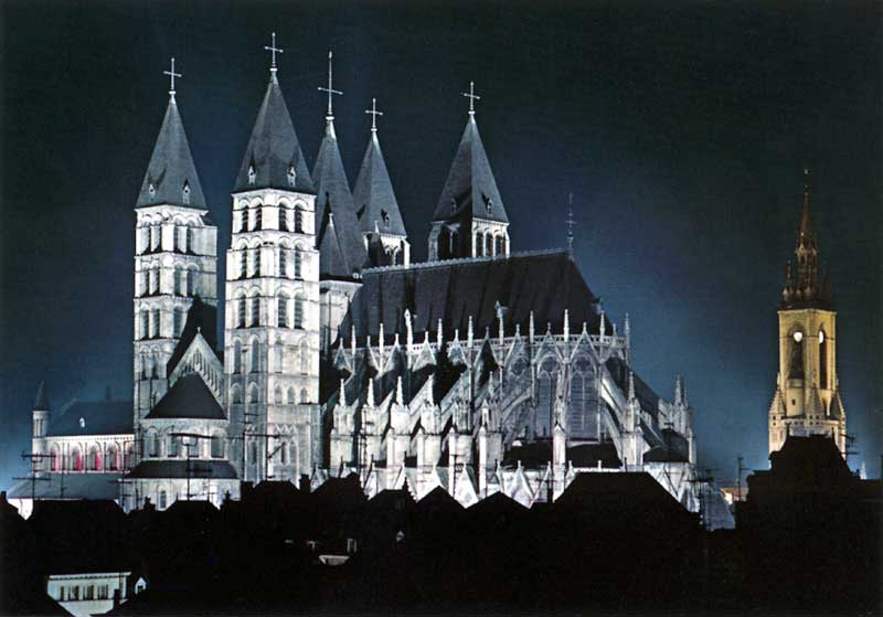 La
          cathédrale Notre-Dame de Tournai illuminée et ses cinq
          clochers