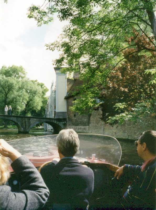 En canot sur les canaux de Brugge