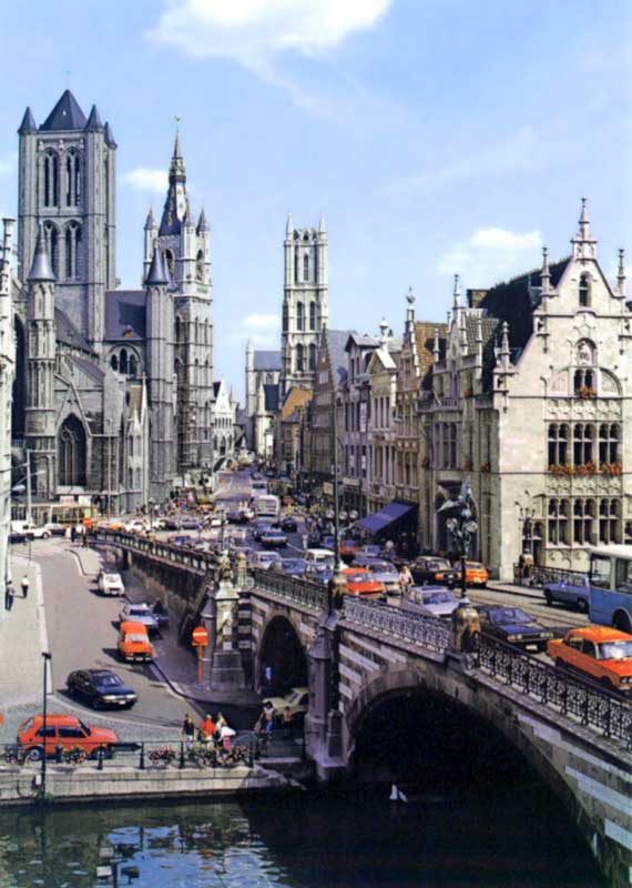 Gent : l'église Saint-Nicolas, le Beffroi, la
                    cathédrale Saint Bavon et le pont Saint Michel de
                    jour