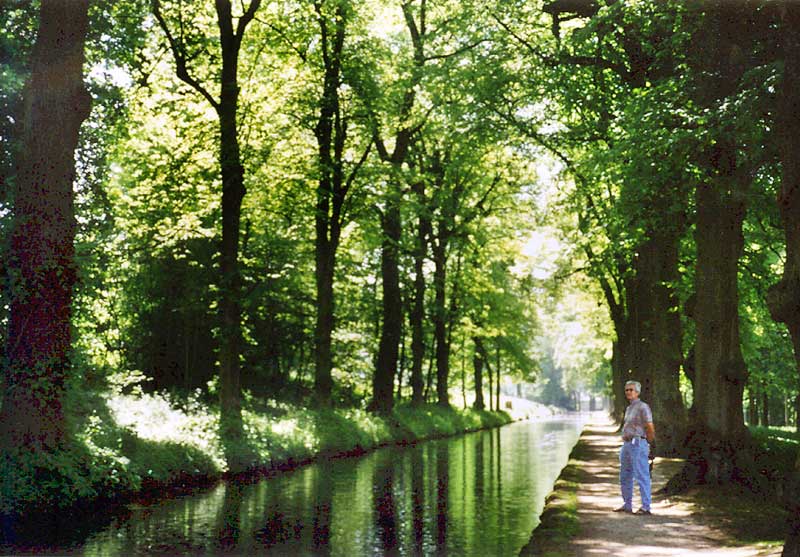 Annevoie : le Grand Canal supérieur qui
                    alimente les autres pièces d'eau