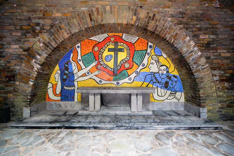 Bastogne : crypte du Mardasson : mosaïque des
            Catholiques par Fernand Léger
