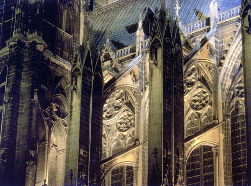 Arcs-boutant de la cathédrale de Metz illuminée
