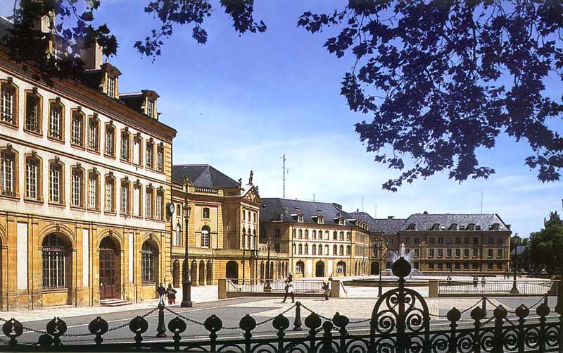 Metz :
        la Place de la Comédie