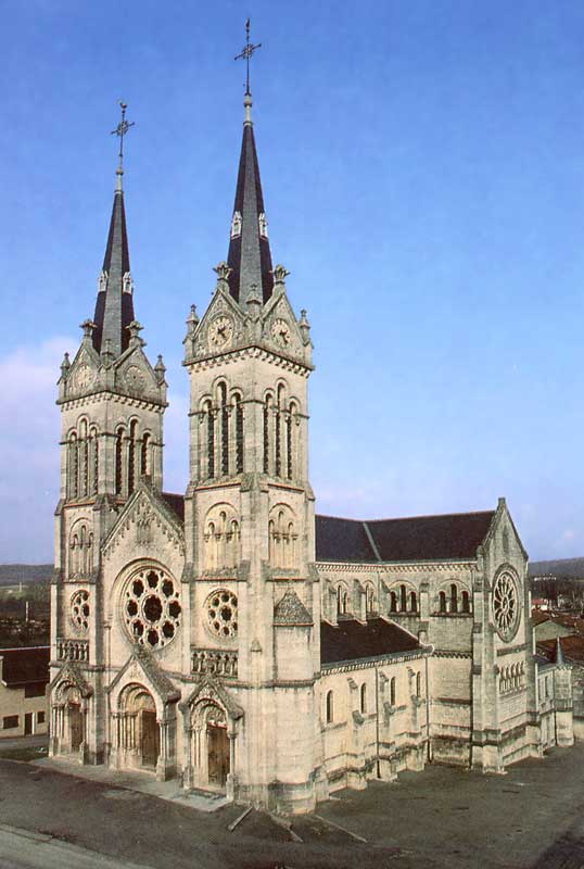 Façade de
              l'église d'Euville