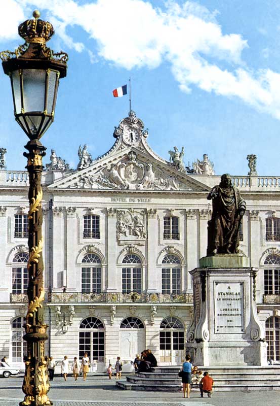 Façade de l'Hôtel de Ville orné d'un fronton aux
              armoiries de Stanislas et de 15 balcons de ferronnerie de
              Jean Lamour