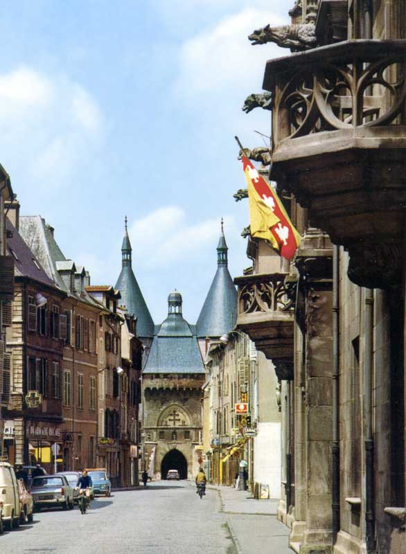 Grande Rue bordée par le Palais ducal et limitée par
              la Porte de Graffe