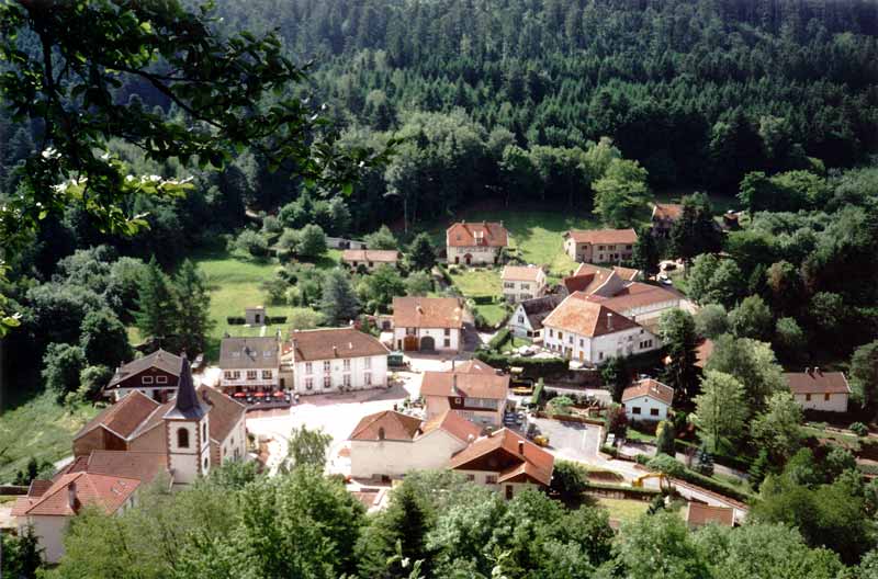 Le village de Pierre-Percée vu depuis le château au
                matin
