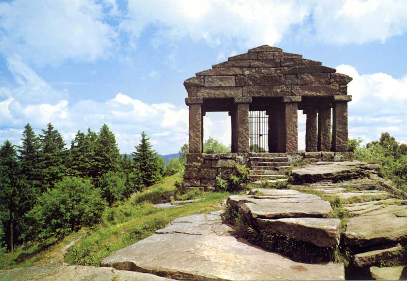 Les 12 colonnes
                du temple gallo-romain restitué sur le Donon à 1008 m