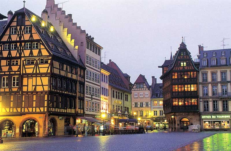 Strasbourg : Place de la Cathédrale et Maison
              Kammerzell