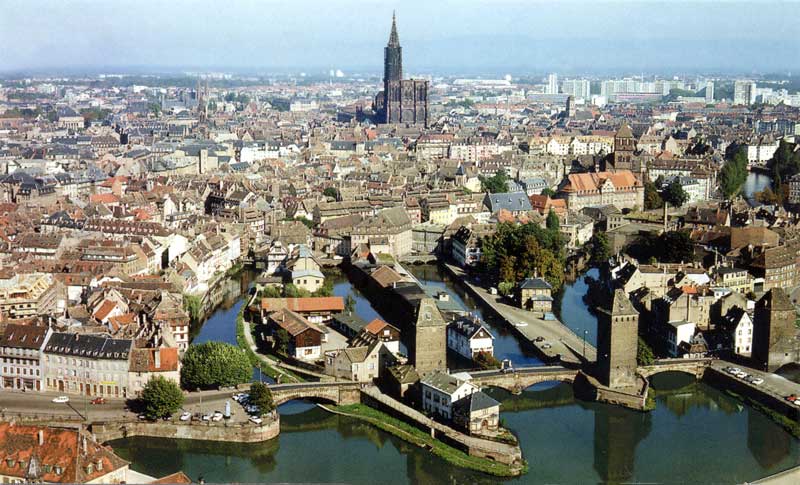 Strasbourg : l'île et les « ponts couverts », le
              barrage Vauban