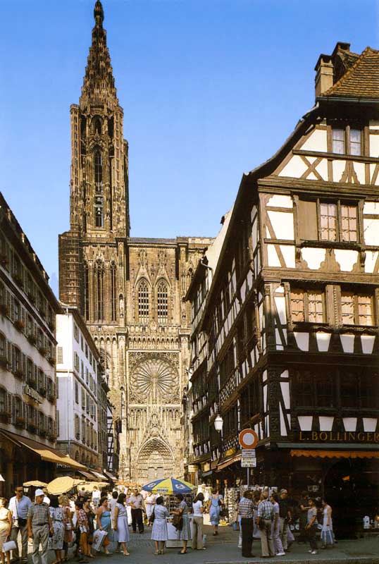 Rue
              Mercière devant le parvis de la cathédrale Notre Dame de
              Strasbourg