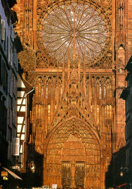 Rosace et portail de la cathédrale de Strasbourg au
              couchant